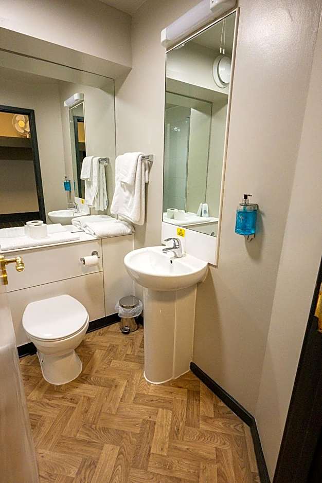 Cat & Lion Country Pub and Hotel