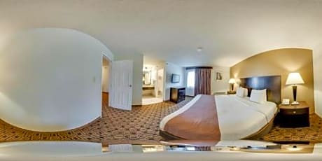 Standard King Suite - Non-Smoking Jetted tub