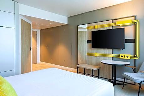 Deluxe Accessible Queen, Guest room, 1 Queen