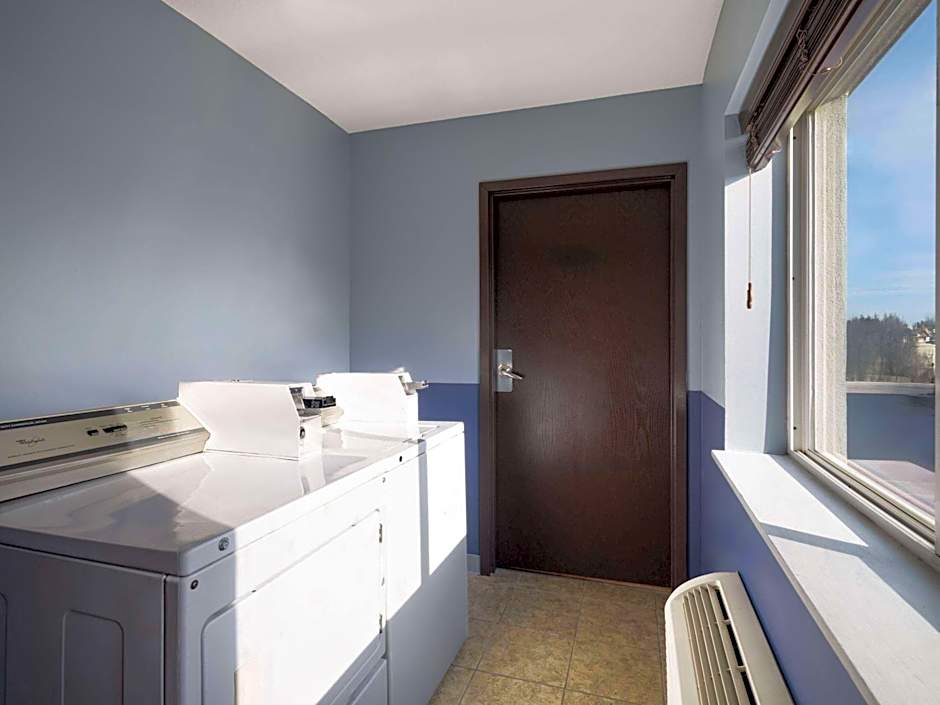 AmericInn by Wyndham Woodstock IL