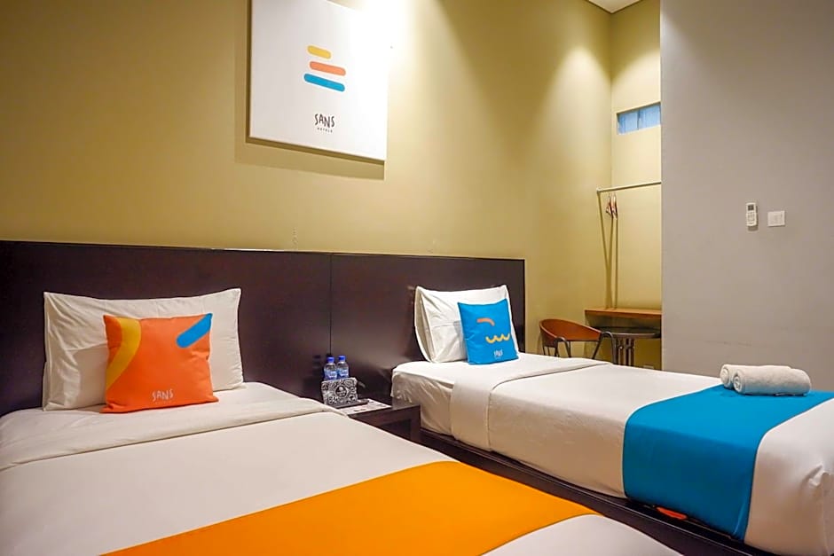 Sans Hotel Empress Simpang Lima