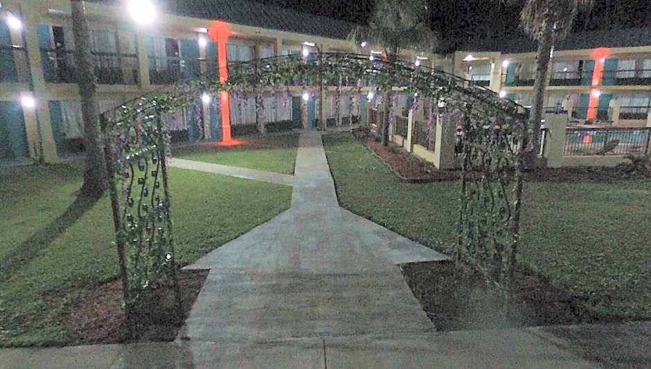 Econo Lodge Inn & Suites
