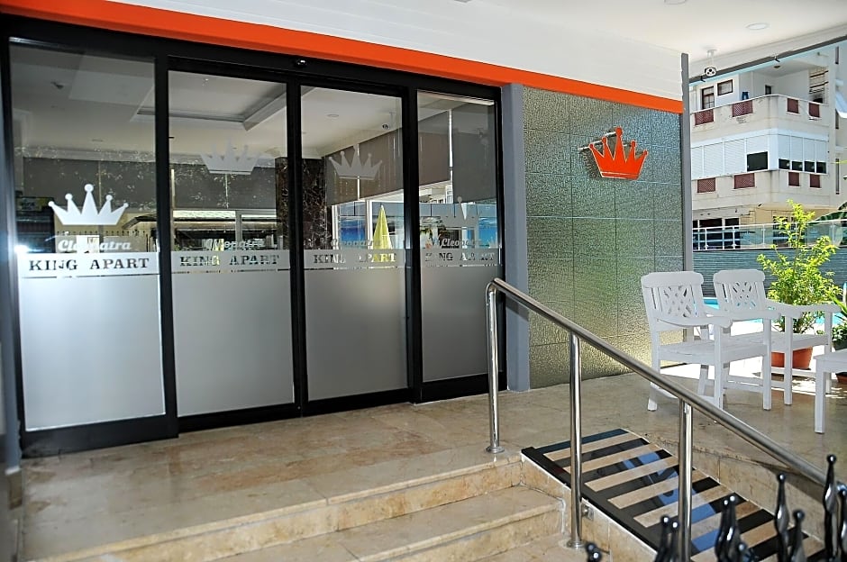 Cleopatra King Apart