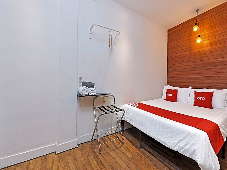 OYO 90662 The 1975 Hotel