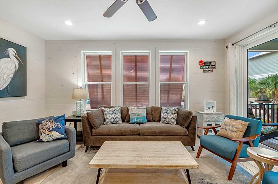 TRUE BLUE-Coastal cottage-3 min walk to beach! POOL!