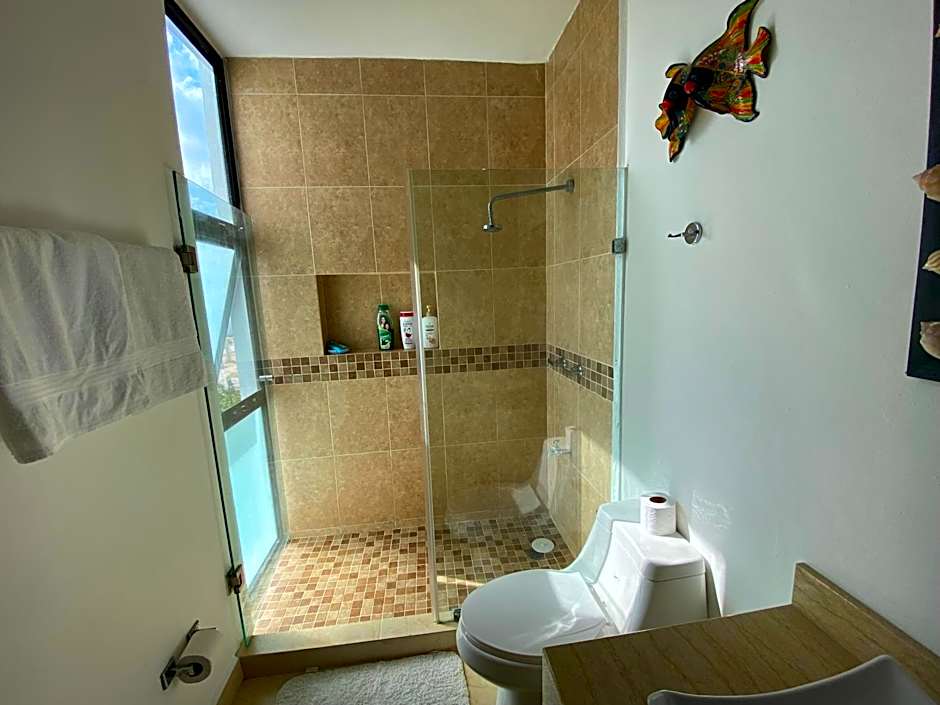 Escape to Paradise, Minimalist 4-BR Beachfront, 300 Mbps with amazing views
