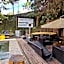Chalét com jacuzzi sauna lareira e telao cinema