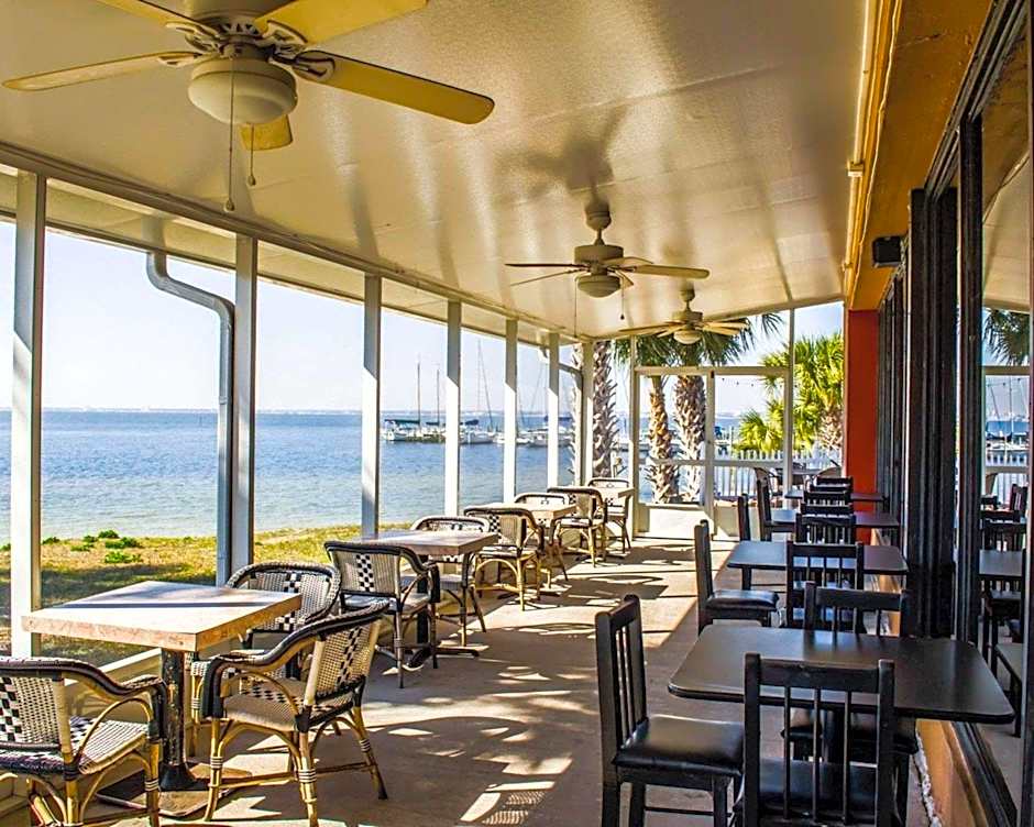 Quality Inn & Suites Gulf Breeze Bayside near Pensacola Beach