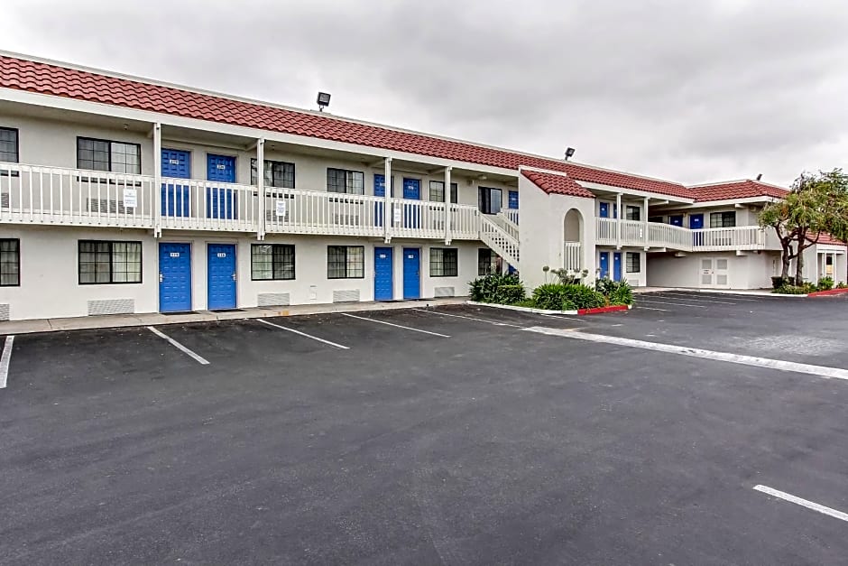 Motel 6 Salinas, CA - North Monterey Area