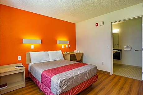 1 Queen Bed - Mobility Accessible Tub Non-Smoking