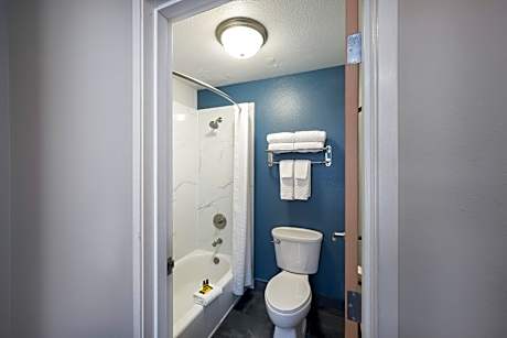 1 King Bed, Mobility Accessible, Roll In Shower, Non-Smoking, Full Breakfast