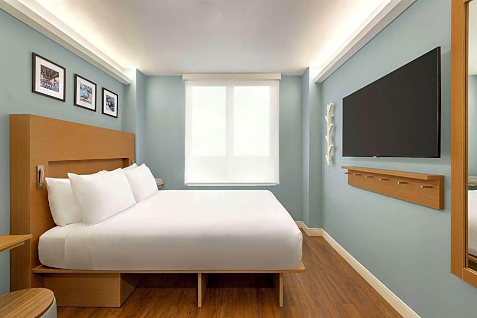 Photo 1 of 14 of Deluxe 1 Queen Bed