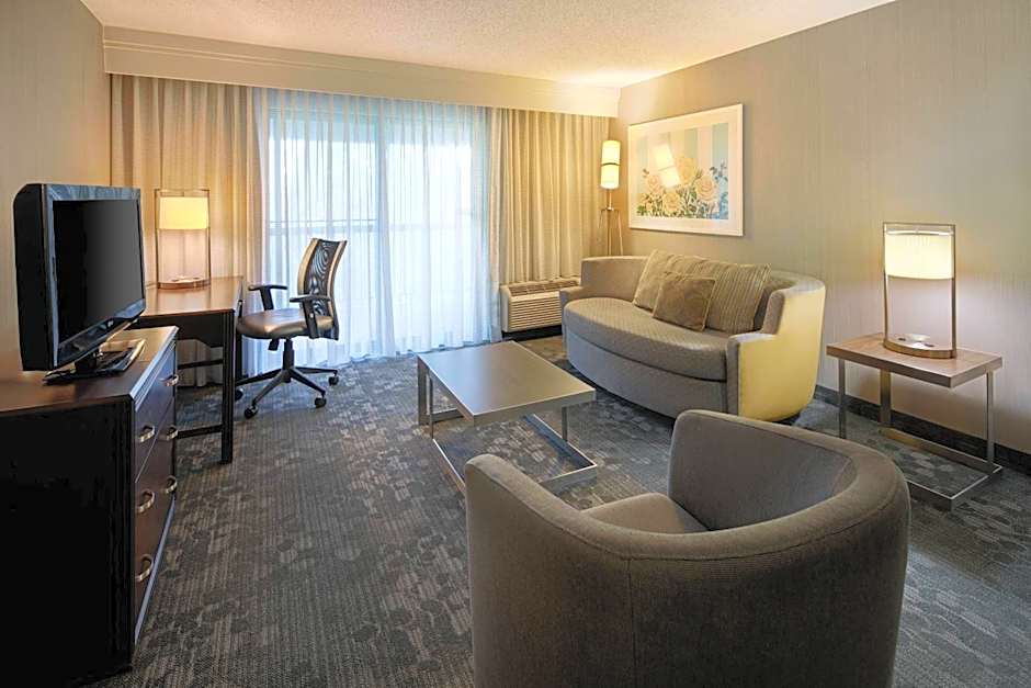 Courtyard by Marriott Grand Rapids Airport
