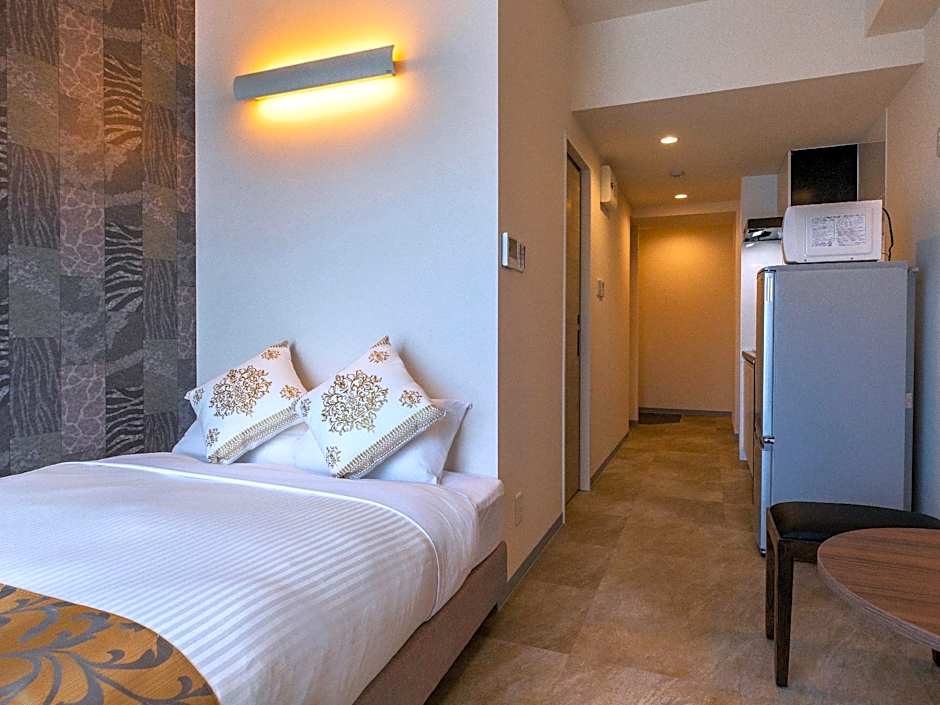 MrKINJO Miki24 in front of Makishi Station