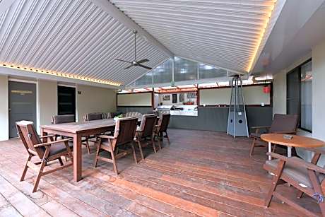 Villa Complex (Two-Bedroom Villa, One-Bedroom Apartment and Queen Room)