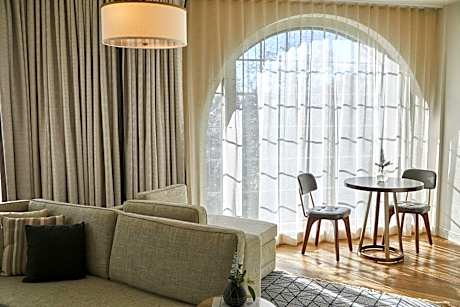 One King Designer Suite
