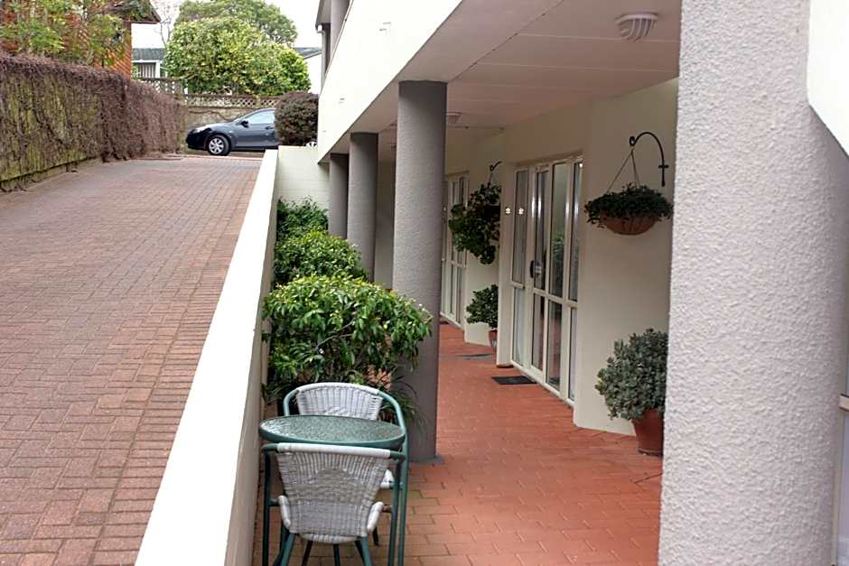 Baycourt Lakefront Motel