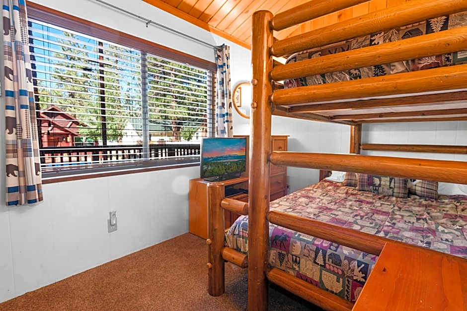 The Cuddle Inn - True feeling of a great cabin! Beautiful and homey! Walking distance to the lake!