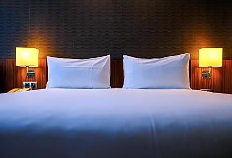 Standard Queen Room - Accessible with Free Breakfast