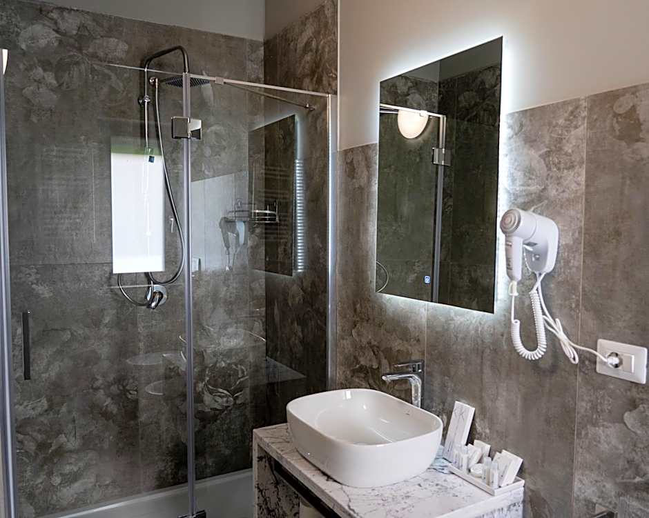 Skyline Rooms & Suites