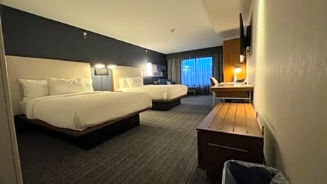 Queen Room with Two Queen Beds - Hearing Accessible