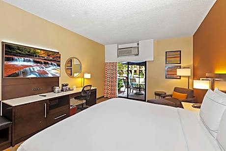 Poolside King Room with Patio