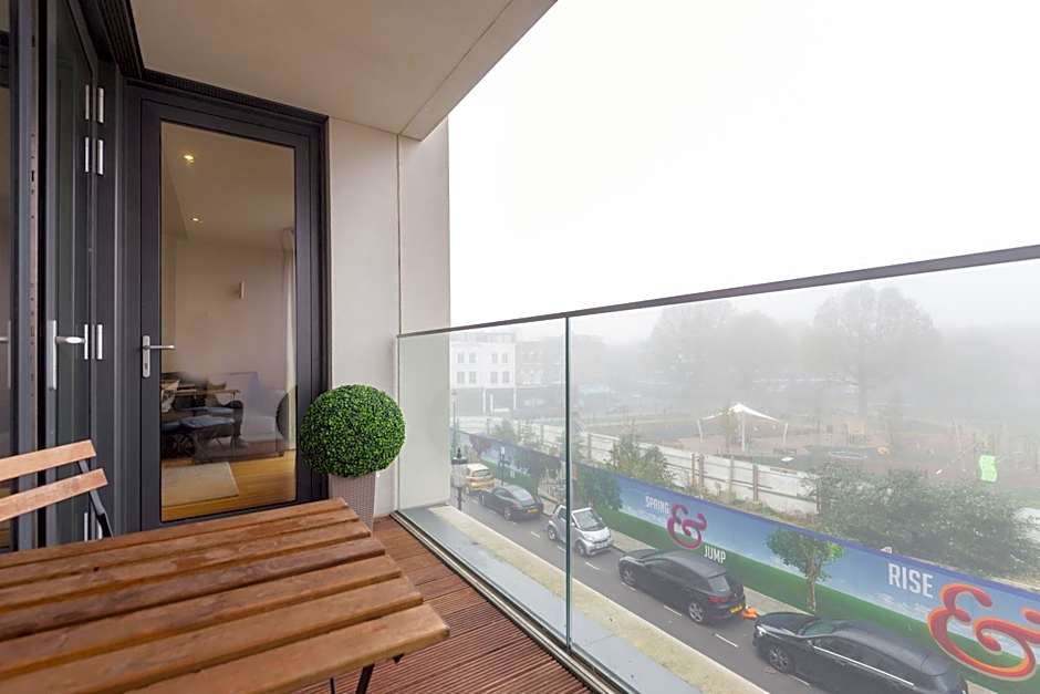 Portobello Apt with Floor-to-Ceiling Views