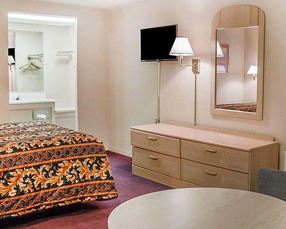 Rodeway Inn Findlay University Area