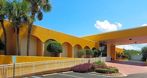 Days Inn & Suites by Wyndham Clermont