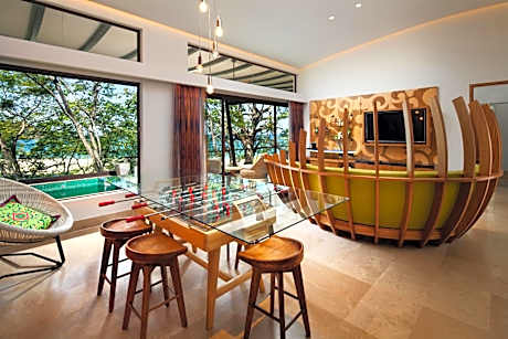 One-Bedroom Superior King Suite with Forest View