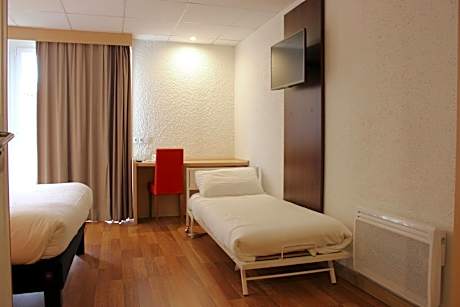 Standard Room with One Double Bed and One Single Bed