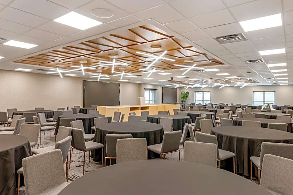 Clarion Lakeside Inn & Conference Centre