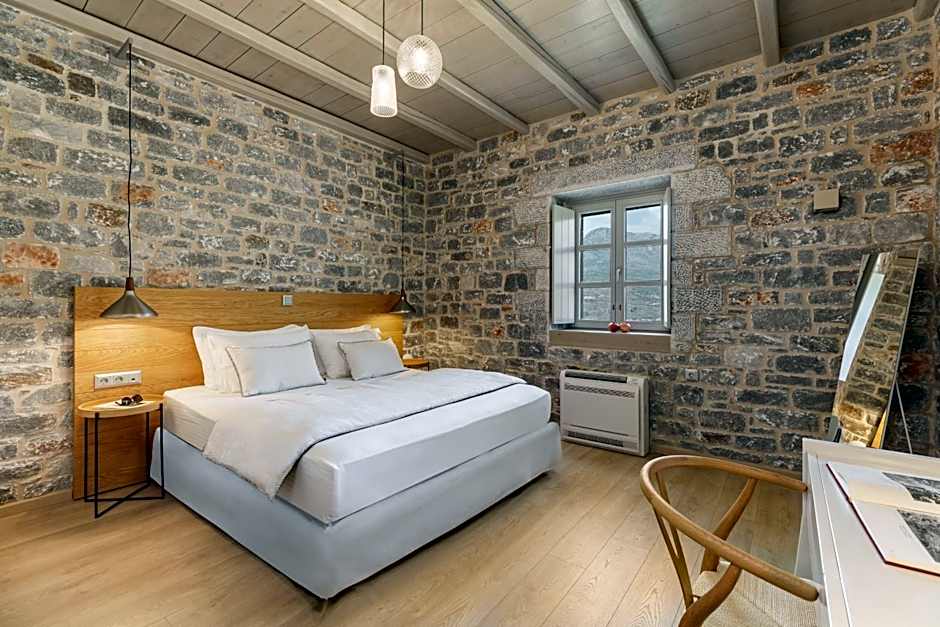 Trapela Limeni Luxury Suites