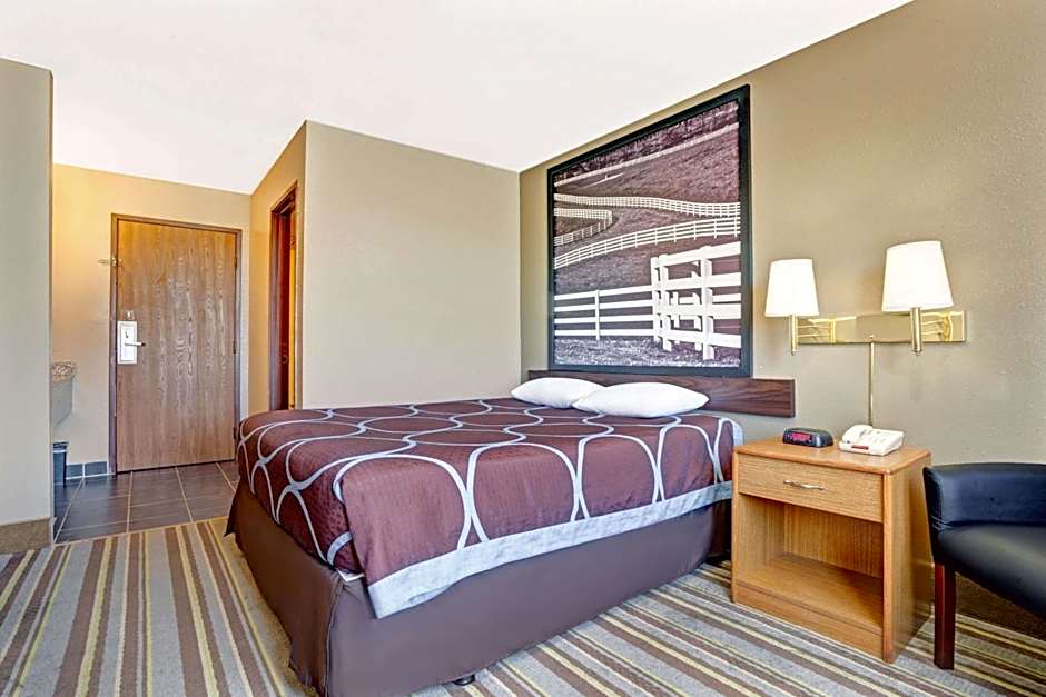 Super 8 by Wyndham Louisville Airport