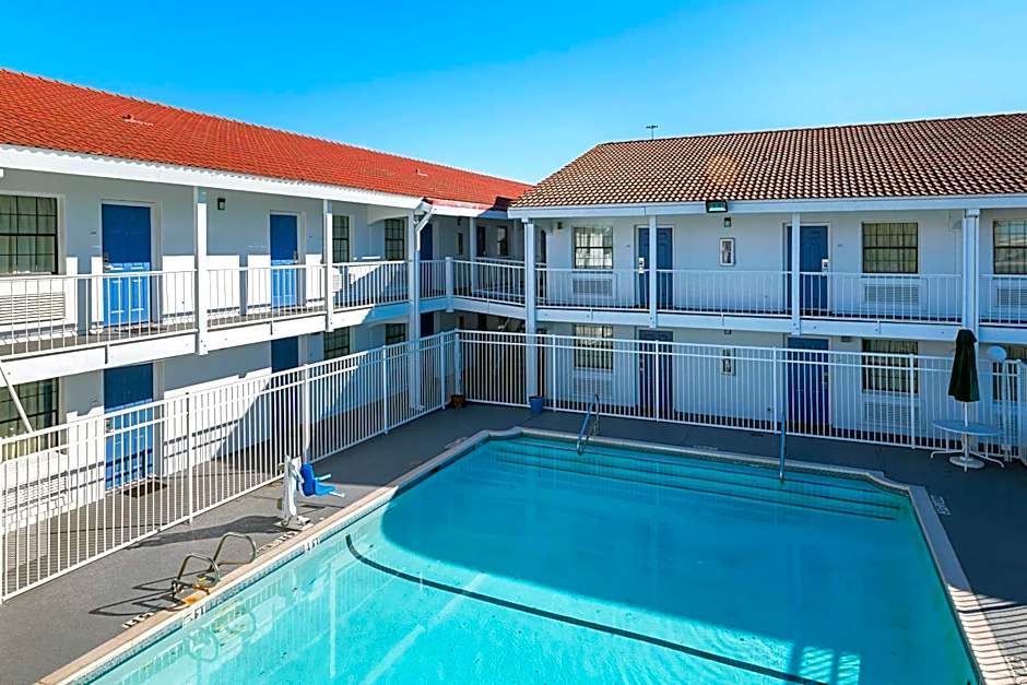 Motel 6-Grand Prairie, TX - Interstate 30