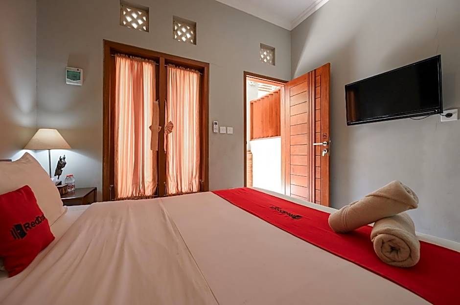 RedDoorz near Mertasari Beach 2