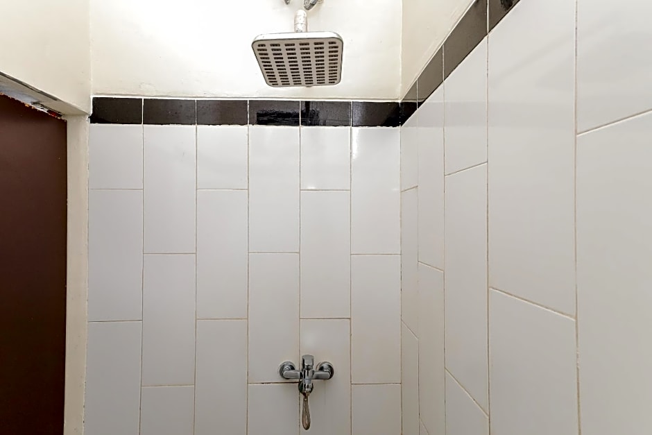 RedDoorz Syariah near Green Park Jatiwarna