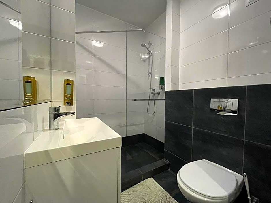 Rynek 14 - Pokoje hotelowe - Cafe&Restaurant - Parking - OrangeTV