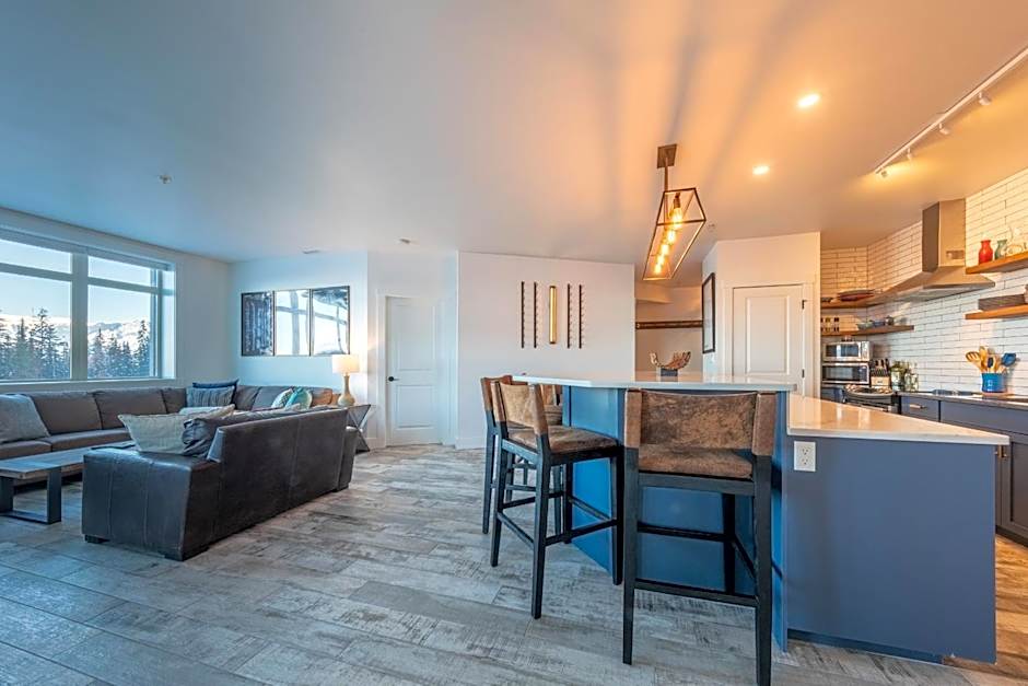 Fully Renovated Ski-in/out Loft with Private Hot Tub!