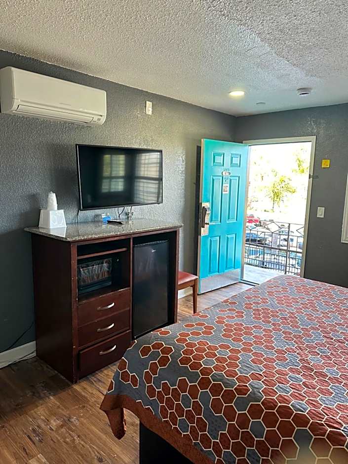 Fireside Inn By The Beach Boardwalk & Bowling