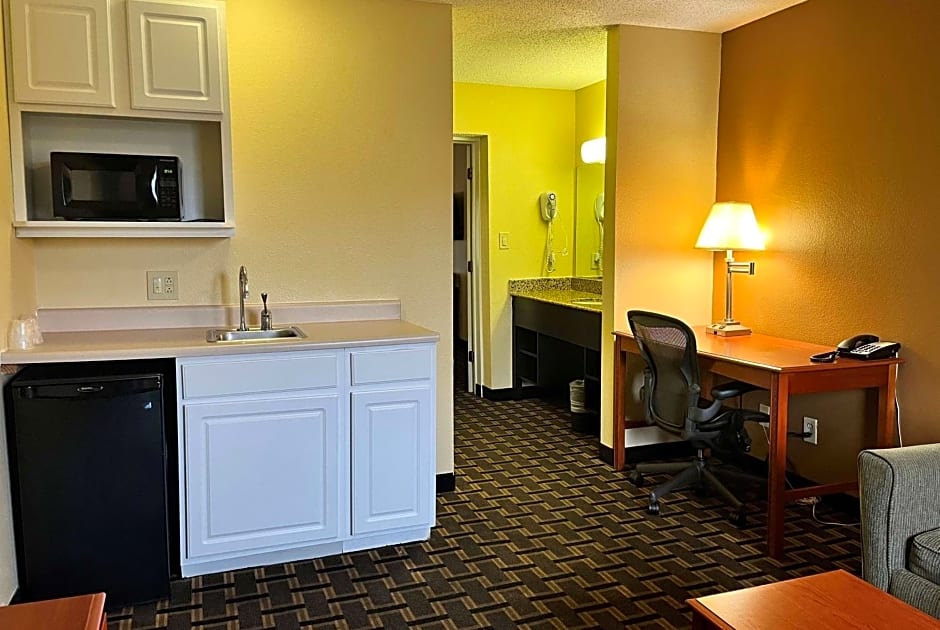 Super 8 by Wyndham Indianapolis/NE/Castleton Area