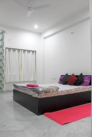 OYO HOME 84939 Choudhary White House