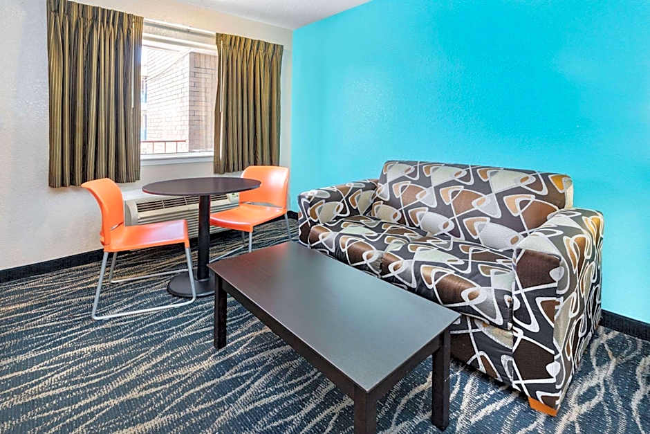 Howard Johnson by Wyndham Houston Hobby Airport