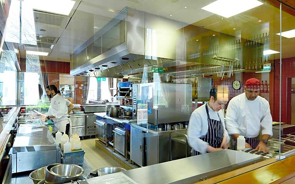 Canary Riverside Plaza Hotel