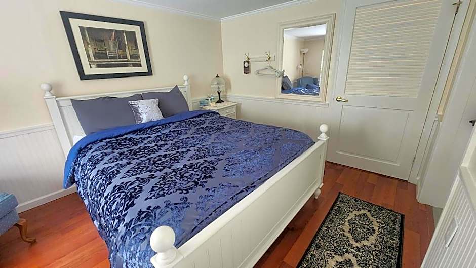 Photo 1 of 13 of 1 Queen Bed, Garden View