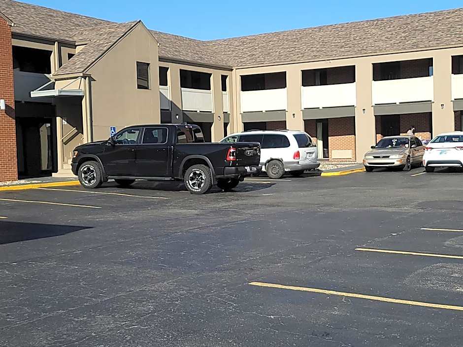 Super 8 by Wyndham Kansas City Airport North