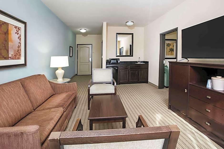 La Quinta Inn & Suites by Wyndham DFW Airport West - Euless