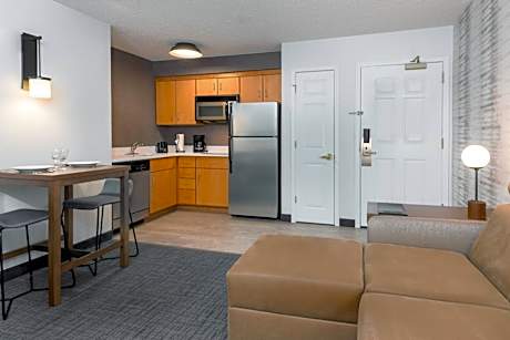 King Studio with Sofa Bed and Adapted Tub - Mobility and Hearing Accessible