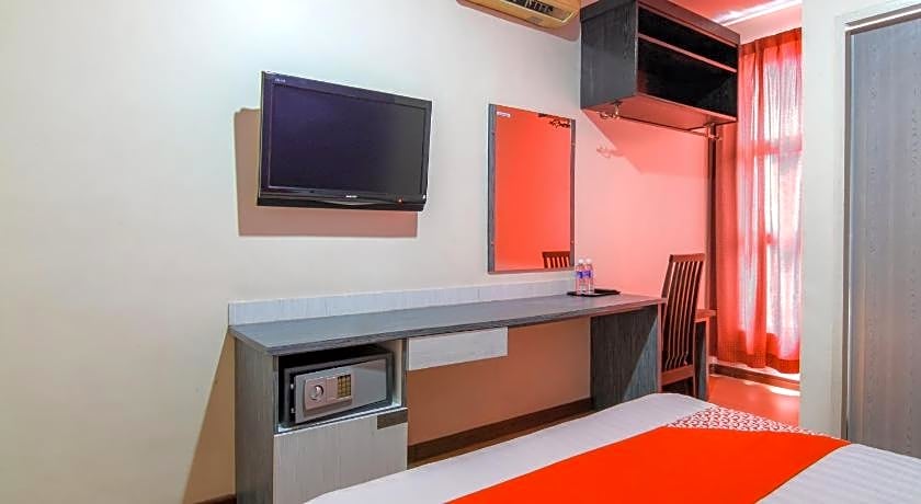 Super OYO 43930 Hotel Esplanade