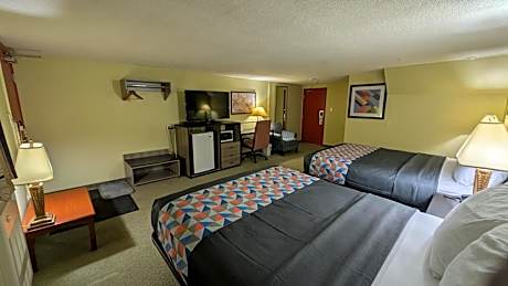 Standard Basement, 2 Queen Beds with Outside Access